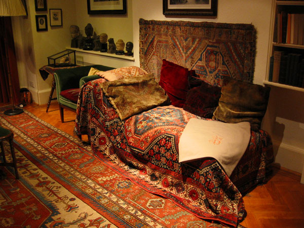 the couch Freud used in psychoanalysis
